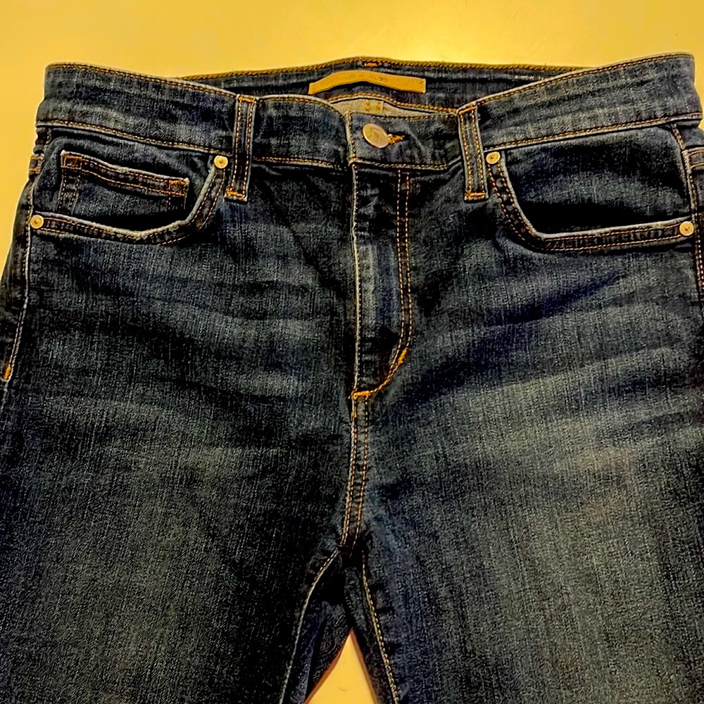 Joes Jeans Skinny Dark Blue Jeans. Frayed bottom, zipper, button closure.
